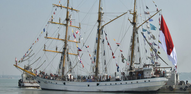 Peserta Asean Cadet Seminar Berlayar Dengan KRI Dewaruci