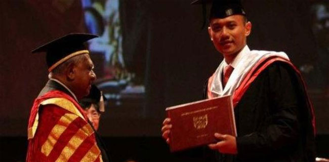 <i>Orang-Orang Harvard: Catatan Buat Agus Harimurti</i>