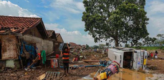 Relawan Jokowi Bareng Menteri Kabinet Bantu Korban Banjir Garut