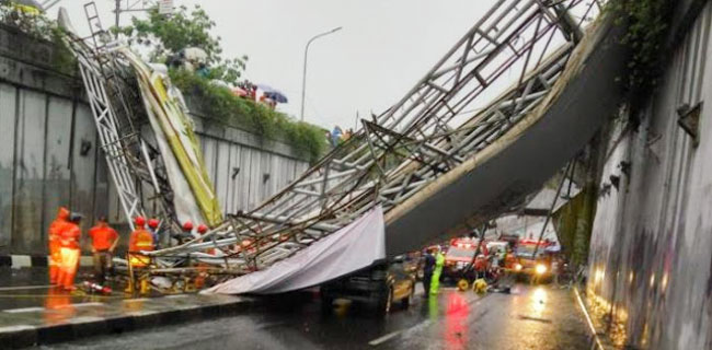 Lantai JPO Pasar Minggu Sudah Ada Yang Karat