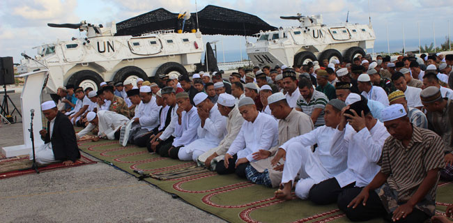 Di Daerah Konflik, Prajurit TNI Tetap Khusyuk Shalat Ied