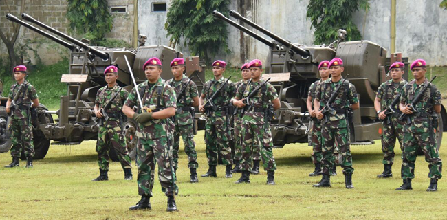 Prajurit Marinir Latihan Pengoperasian Meriam Anti Serangan Udara