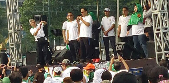 Anies Lepas Ribuan Peserta Gerak Jalan Santai KAHMI Di GBK