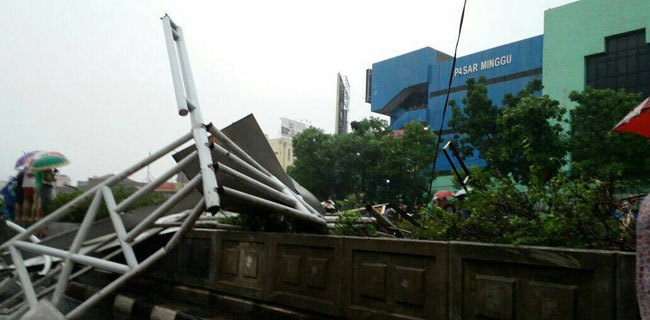 JPO Di Pasar Minggu Roboh, Tiga Orang Meninggal Dunia