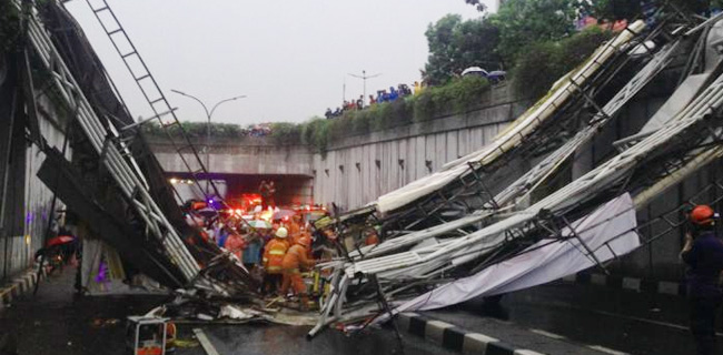 Besi Penyangga Reklame JPO Karet Belum Dibongkar