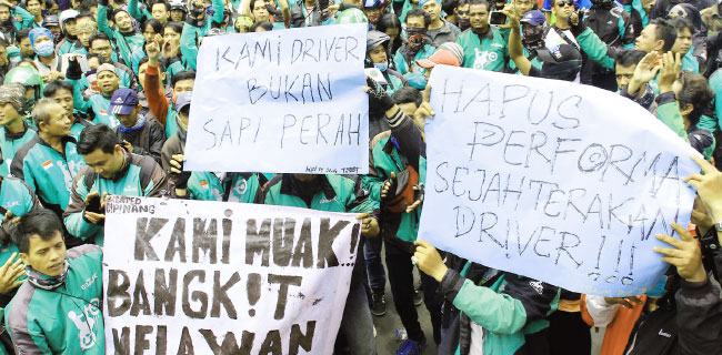 Pengemudi Go Jek Bawa Spanduk Bukan Sapi Perah