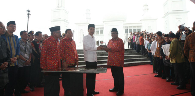Oso Berikan Replika Masjid Agung Sukadana Kepada Presiden