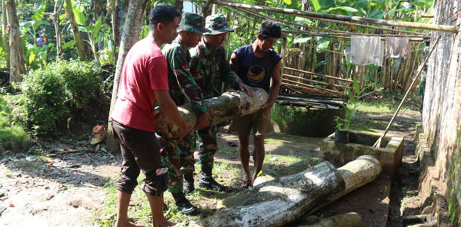 Prajurit Kostrad Bantu Warga Korban Pitung Beliung Di Purworejo