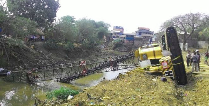 Masih Ada Darah Kering Di Tengah Tiang Beton