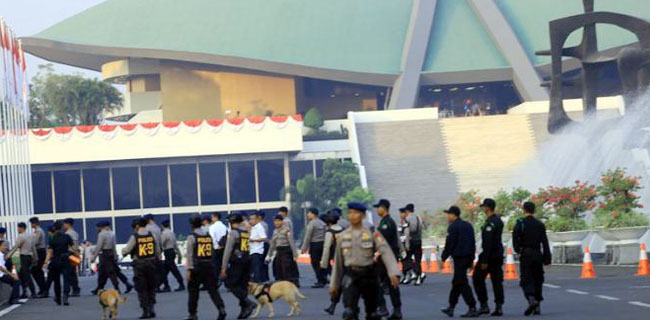 Tidak Ada Demo Polisi Main Bola