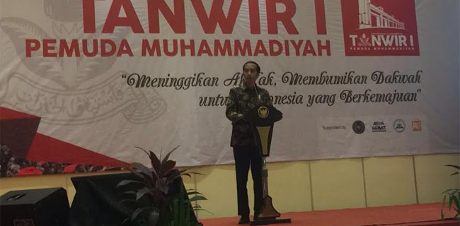 Ikut Salam Ala Pemuda Muhammadiyah, Jokowi Takbir