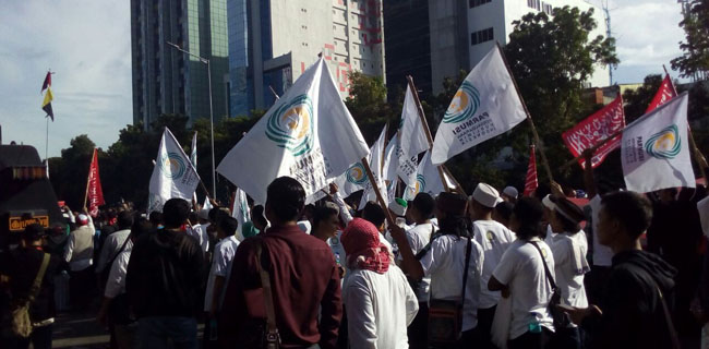 Pendemo Di Sidang Ahok Mendesak Masuk Ke PN Jakut