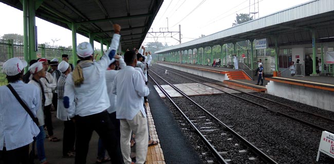 Hujan, Tak Surutkan Ratusan Warga Cicayur Ikut Aksi Bela Islam Jilid III