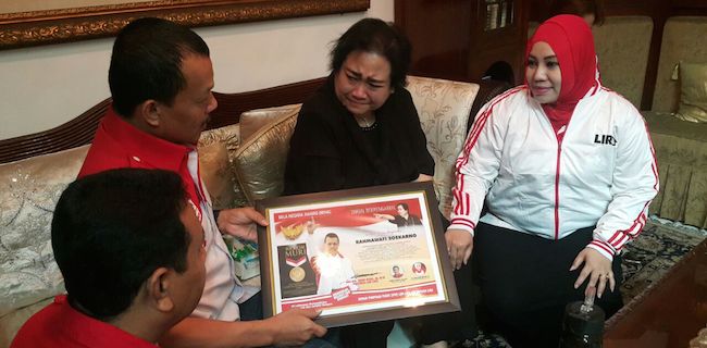 Rachmawati Menangis Haru Menerima "Bela Negara Award"