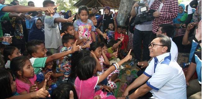 Ketua MPR Hibur Anak-anak Dan Beri Bantuan Gempa Aceh