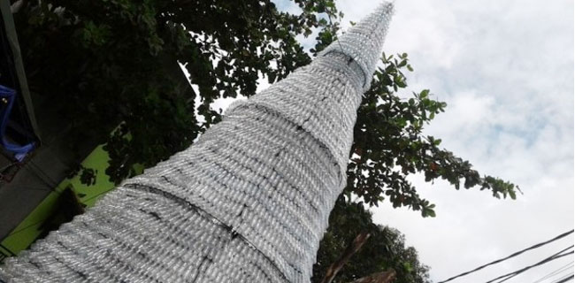 5.500 Botol Plastik Bekas Jadi Pohon Natal 11 Meter