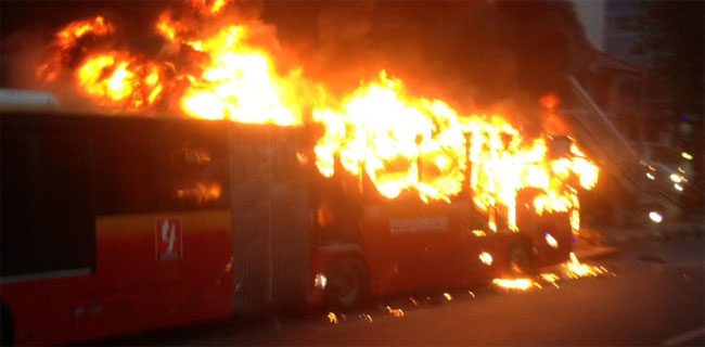 Bus Transjakarta Terbakar Di Depan Halte BNN Cawang