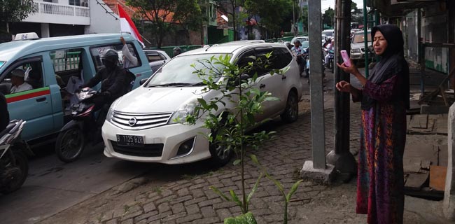 Buat Kenangan-Kenangan, Seorang Nenek Rekam Aksi Massa