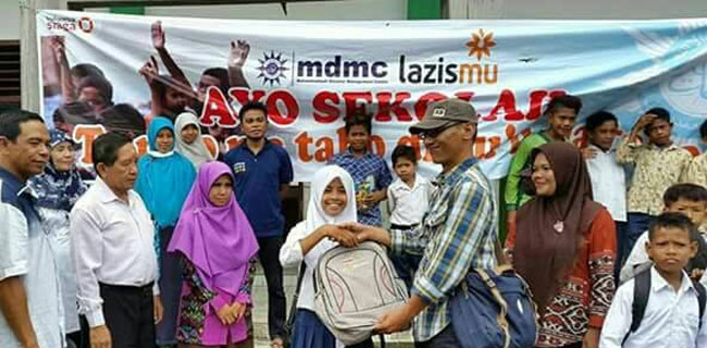 MDMC-Lazismu Bagikan School Kit Untuk Anak-Anak Korban Banjir Bima