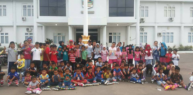  Vektor  Tegak Gambar Anak Bermain Sepatu  Roda  Kartun