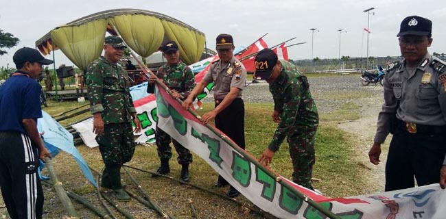 Prajurit TNI Bersama Warga Kerja Bakti Persiapan Kunker Mentan