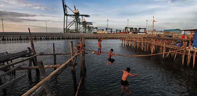 Berenang di Pinggir Pelabuhan