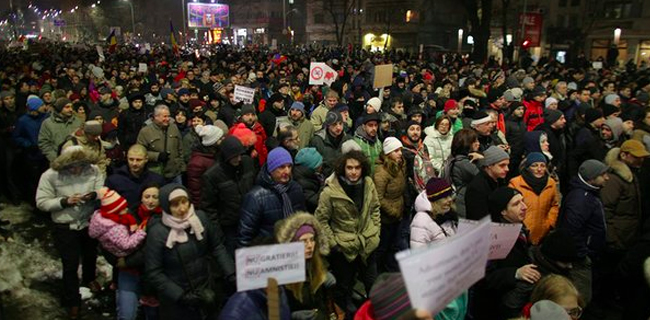 Protes Soal Pengampunan Tahanan, Ribuan Orang Rumania Turun Ke Jalan