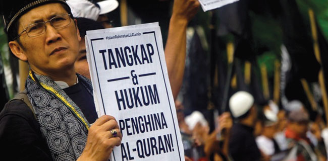 Demonstran Pro Dan Kontra Ahok Dibatasi Kawat Berduri