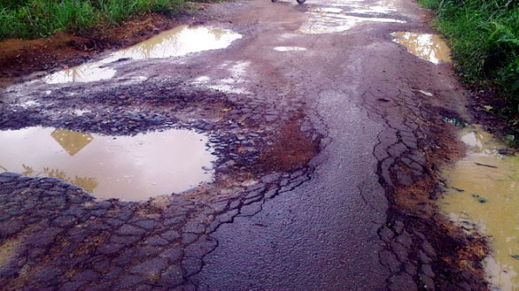 Banyak Lubang Menganga Hingga Sedalam 30 Cm...