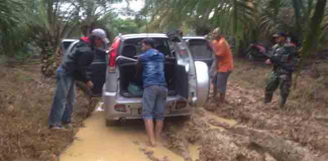 Dua Bilah Senjata Tajam Ditemukan Dalam Mobil Yang Diselundupkan Dari Malaysia