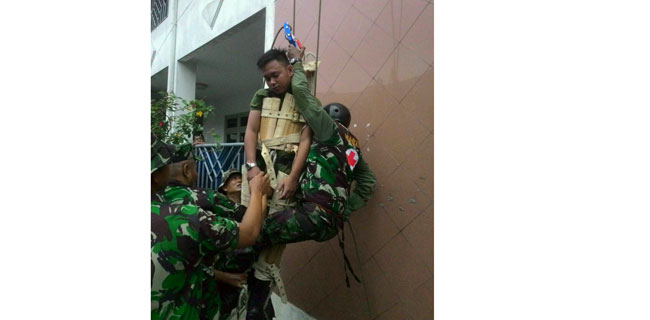 Marinir Latihan Evakuasi Pasien Di Cilandak