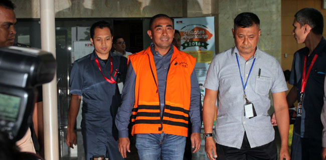 Bupati Tersenyum Ditahan KPK