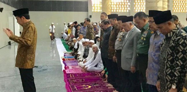 Heran, Kok Jokowi Jadi Imam Shalat Padahal Bacaan Qur'annya Kacau