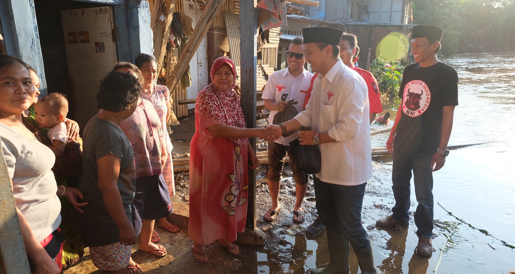 Banteng Muda Bantu Korban banjir Di Kampung Pulo Dan Bukit Duri