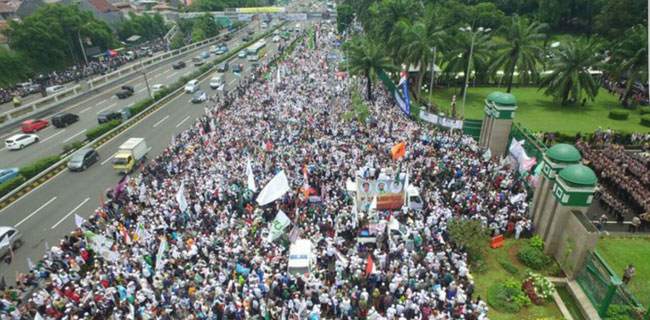 Habib Rizieq Sampaikan Lima Tuntutan Di Depan Gedung DPR/MPR