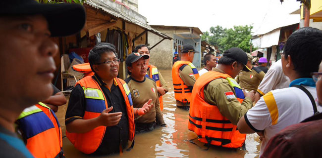 Presiden PKS Terjun Langsung Ke Lokasi Banjir Di Cipinang Bali