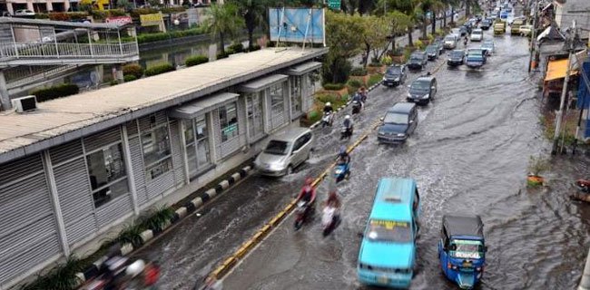 Jalan Gunung Sahari Banjir Sedalam 1,5 Meter