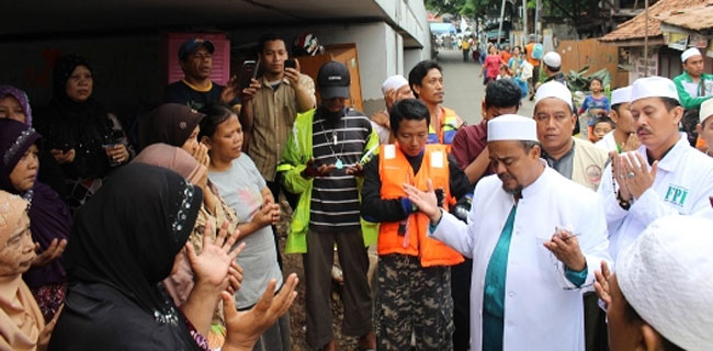 Kedatangan Habib Rizieq Disambut Antusias Warga Korban Banjir