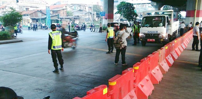 Persimpangan Ditutup Lalu Lintas Agak Lancar