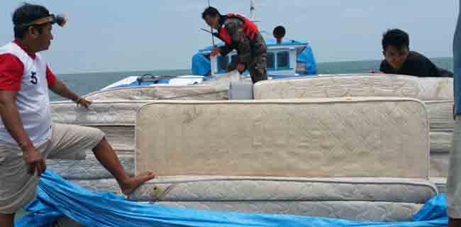 Bakamla RI Tangkap Kapal Bermuatan Kasur Bekas di Perairan Batam