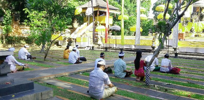 Kicau Burung Membuat Pura Adhitya Seperti Desa