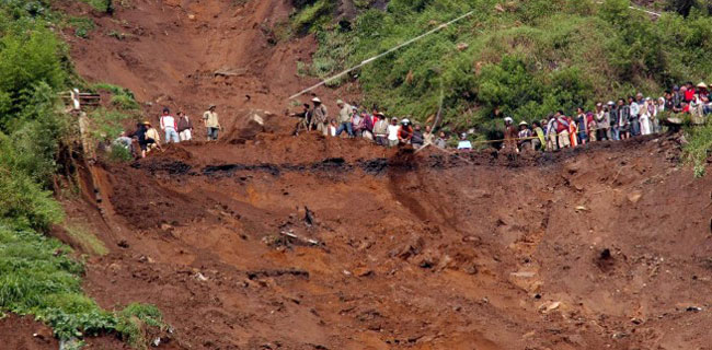 25 Korban Longsor Ponogoro Masih Dicari