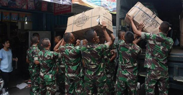 Prajurit Kodam Tanjungpura Salurkan Paket Perlengkapan Sekolah Pemberian Istana