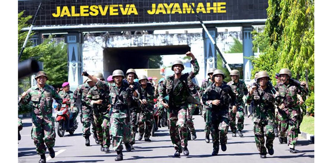 Di Makassar, Marinir Lomba Lari Bersenjata Lengkap