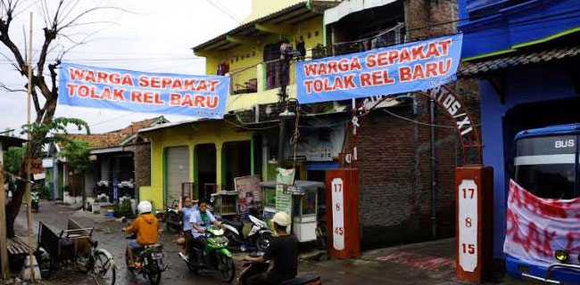 Tembok Perbatasan Dengan Rumah Warga Digusur Duluan