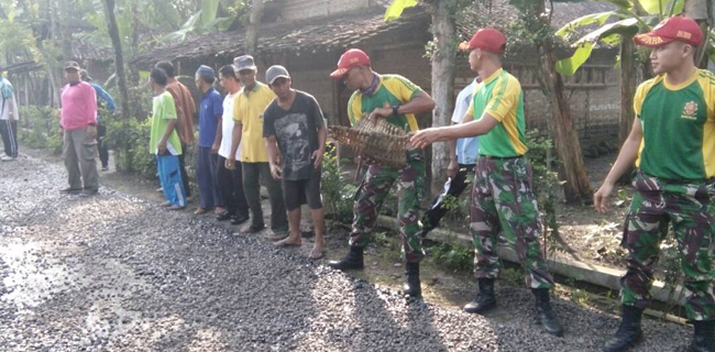 Prajurit Kostrad Bersama Warga Mengaspal Jalan Di Desa Bancong