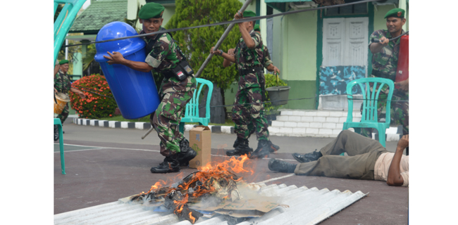 Prajurit Kodim Demak Semarakkan HKBN Dengan Simulasi Kebakaran