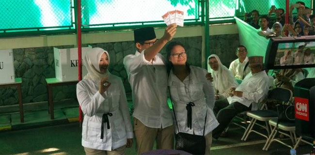 Sandiaga Mencoblos Bersama Keluarga Di TPS 01 Kebayoran Baru