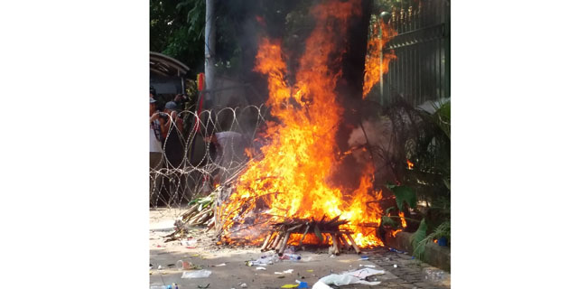 Jalan Diblokade, Papan Bunga Ahok-Djarot Dibakar