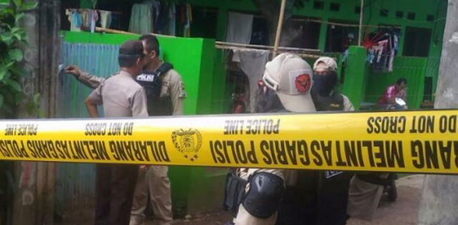 Baju ISIS Disita Densus 88 Dari Rumah Di Bambu Apus